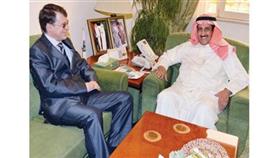 محافظ الأحمدي مستقبلاً السفير الروسي