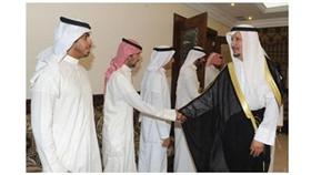 الشيخ عدوان بن طواله مصافحا الحضور