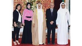 سمو الأمير اثناء تكريمه الفائزين  بالجائزة الالكترونية وتبدو منار الحشاش