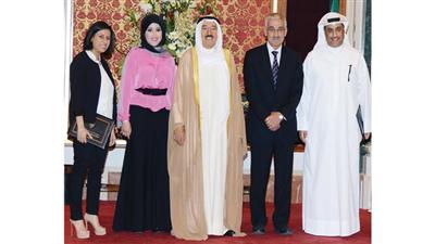 سمو الأمير اثناء تكريمه الفائزين  بالجائزة الالكترونية وتبدو منار الحشاش