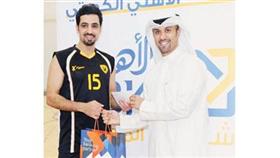 زيد الكاظمي يتسلم جائزة أفضل لاعب في نهائي كرة الطائرة من «الأهلي»