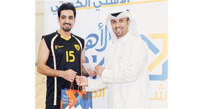 زيد الكاظمي يتسلم جائزة أفضل لاعب في نهائي كرة الطائرة من «الأهلي»