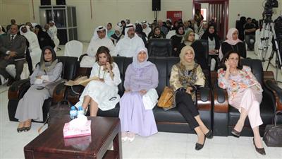 الحضور في ملتقى عرض «مشروع المعايير» وبينهم مريم الوتيد
