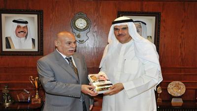 الشيخ سلمان الحمود أثناء استقباله حسن صبرا