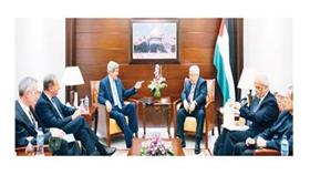 كيري ينجح في جمع الفلسطينيين والإسرائيليين على طاولة المفاوضات