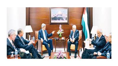 كيري ينجح في جمع الفلسطينيين والإسرائيليين على طاولة المفاوضات