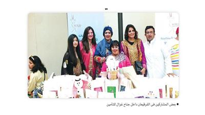 بعض المشاركين في القرقيعان داخل جناح غزال للتأمين