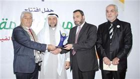 الجاسم متسلماً درع الشكر للهيئة