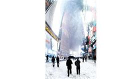 شارع برودواي في نيويورك وقد غطته الثلوج. يذكر ان السلطات الأمريكية حذرت المواطنين من عاصفة ثلجية في المنطقة الشمالية الشرقية (ا ف ب)