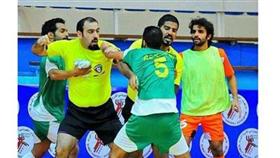 ضرب متبادل بين حكم ولاعب بالصالات!!