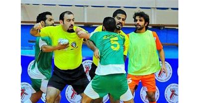ضرب متبادل بين حكم ولاعب بالصالات!!
