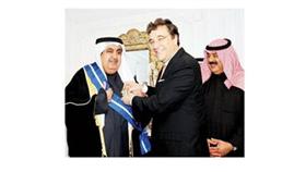 سفير الكويت السابق عادل العيار أثناء ارتدائه وشاح الاستحقاق المدني