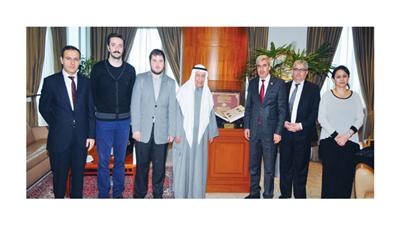 صورة جماعية للوفد مع علي الغانم