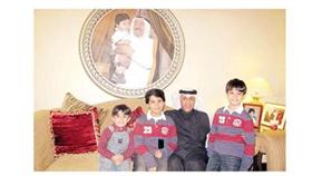 السفير الديحاني مع أولاده التوأم أسامة ويوسف وأصغرهم علي