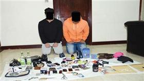 اللصان وامامهما بعض المسروقات