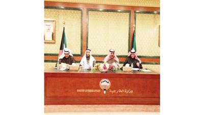 خالد الجارالله خلال لقائه رؤساء بعثات دول مدعوة لحضور مؤتمر المانحين