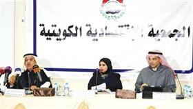 عبدالوهاب المزيني متحدثا في الندوة