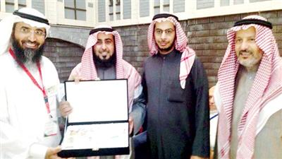وفد هيئة العناية بطباعة القرآن أثناء مشاركته في المؤتمر.