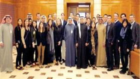 فهد الرجعان أثناء استقباله وفد طلبة الماجستير في جامعة هارفارد
