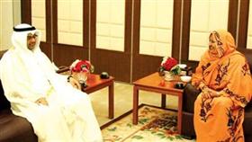 السفير طلال الهاجري اثناء لقائه حرم الرئيس السوداني