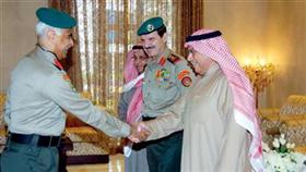 الشيخ خالد الجراح مستقبلا المهنئين