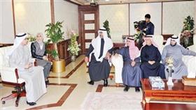 الوزير أحمد المليفي ومريم الوتيد ود.ناجي المطيري أثناء استقبال الوزير للمهنئين