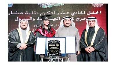 عادل الخرافي واياد الحمود يكرمان غالية العسعوسي ووالدها