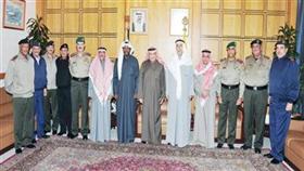 الشيخ خالد الجراح متوسطاً الضباط المكرمين
