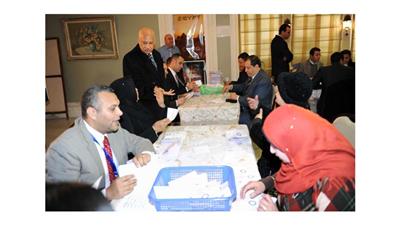 السفير المصري يتابع عملية فرز الاصوات