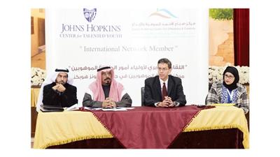 براك البراك مع ممثل جامعة جونز هوبكنز