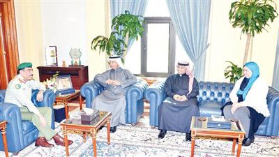 يوسف الإبراهيم والفريق ناصر الدعي خلال استعراض انجازات الحرس الوطني