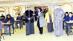 خالد الرشيد متفقداً سير الامتحانات (تصوير: محمد قطوف)