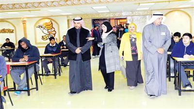 خالد الرشيد متفقداً سير الامتحانات (تصوير: محمد قطوف)