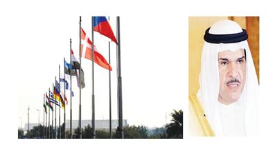 الشيخ سلمان الحمود - أعلام الدول المشاركة بمؤتمر المانحين تزين شوارع البلاد