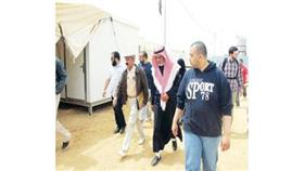 عبدالعزيز العبيد في احدى زياراته لمخيمات اللاجئين