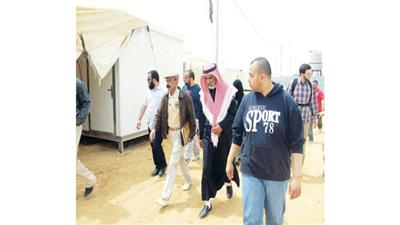 عبدالعزيز العبيد في احدى زياراته لمخيمات اللاجئين