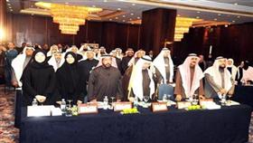 الحضور وقوفا اثناء النشيد الوطني