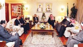 الشيخ صباح الخالد أثناء استقباله وزير الخارجية المصري نبيل فهمي