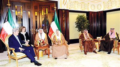 سمو الأمير مستقبلاً وزير الخارجية الأمريكي بحضور سمو ولي العهد والشيخ صباح الخالد