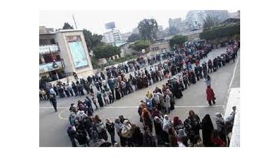 إزدحام بمدرسة الصديق بالعمرانية فى ثانى أيام الإستفتاء على الدستور