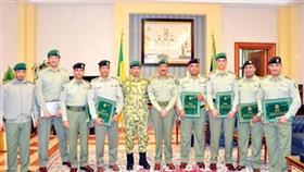 الفريق ناصر الدعي اثناء استقباله المكرمين