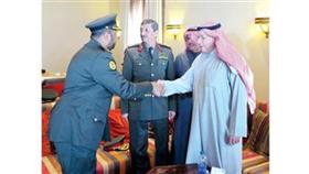 الشيخ خالد الجراح مصافحا الضباط الدارسين في البحرين