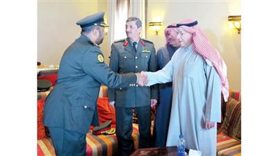 الشيخ خالد الجراح مصافحا الضباط الدارسين في البحرين