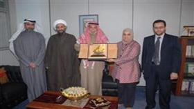 د.خالد المذكور يسلم كواكب الملحم درع التكريم
