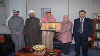 د.خالد المذكور يسلم كواكب الملحم درع التكريم