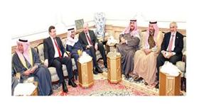 سمو الشيخ ناصر المحمد مستقبلا الوفد العراقي بحضور جاسم الخرافي والشيخ علي الجراح وعبدالعزيز البابطين ود.هلال الساير