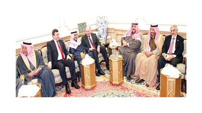 سمو الشيخ ناصر المحمد مستقبلا الوفد العراقي بحضور جاسم الخرافي والشيخ علي الجراح وعبدالعزيز البابطين ود.هلال الساير