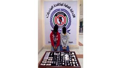 الآسيويان وأمامهما المخدرات