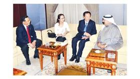 الشيخ ناصر الصباح خلال استقباله السفير الصيني