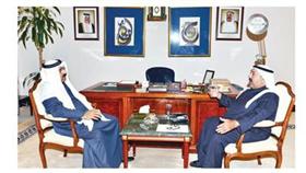 الشيخ ناصر الصباح مستقبلا السفير سعود الرومي